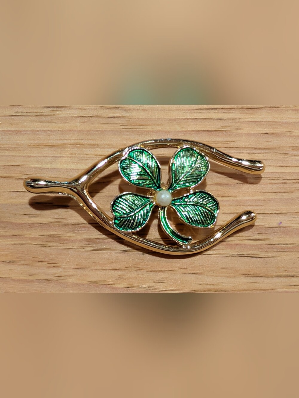 Source Unknown Gold-Tone Brooch with Green Enamel Clover and Pearl